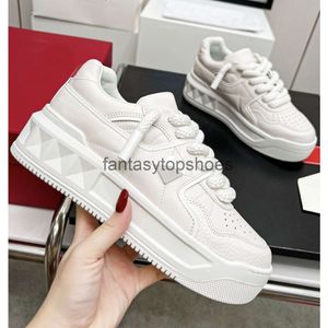 Valention VT Valentine Women Designer Sneakers Designer Män Valentines Casual Shoes Top Quality Shoe Amore One Stud Low Calfskin Luxury Trainers