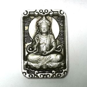 Dekoracyjne figurki Yizhu Cultuer Art Zbieranie China Tybet Srebrne rzeźba Buddha Avalokitesvara Statua Amulet Naszyjnik Prezent