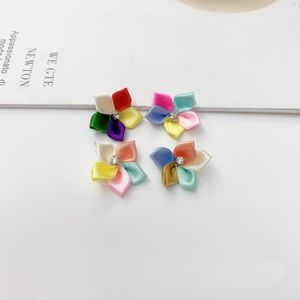 Dekorative Blumen 25pcs 2,5 cm gefärbt fünf Blütenblumen DIY Ohrring -Anhänger Kopfbekleidung Spielzeugzubehör Acessoires