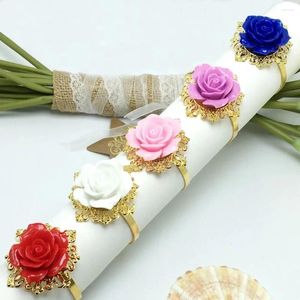 Party bevorzugt 25pcs/Los weiße Farben Rose Blumendekor Gold Serviettenringe Halter Hoops Romantische Unkrautstisch Dekoration