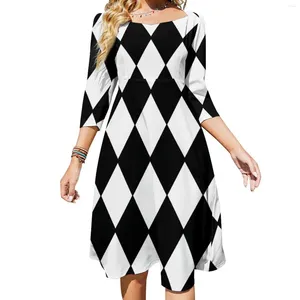 Sukienki przypadkowe sprawdź Drukuj sukienka Summer Black and White Contrast Elegant Woman Thread Quarter Streetwear Graphic Oversize