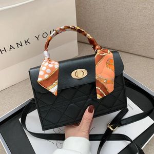 Bolsas de ombro de ombro simples Bolsa feminina Turnlock 2024 Moda Trend Messenger for Women Silk Senp Small Bolsa