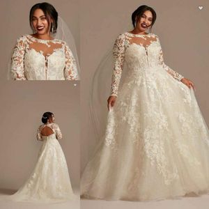 Oleg Cassini Lace Illusion Långärmning Plus Size Wedding Dresses 2022 Sheer O-hals Applique Floral Puffy kjol Princess Bridal Gown Rob 2271