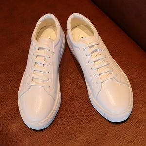 Yaz erkek ayakkabıları nefes alabilen orijinal deri küçük beyaz ayakkabılar erkekler için kore baskısı düz dip beyaz ayakkabılar modaya uygun çok yönlü takım elbise gündelik beyaz masa ayakkabıları