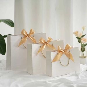 Embrulhar 10 peças de sacolas de presente rosa branco com fitas douradas usadas para embalagem kraft papel caixas de casamento compras de compras de negócios embalagem de embalagemq240511