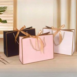 Present Wrap 10 Pieces/Batch Högkvalitativ och vackra rosa presentpåsar Boxar Dekorativa pyjamasböcker Svarta handtag med band Papper Cowhide PackagingQ240511