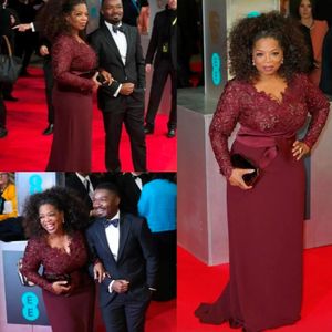 Mew Oprah Winfrey Borgonha mangas compridas Mãe sexy Mãe dos vestidos de noiva Bainha de renda de pescoço V GOWNS RED RED CELEBRIDADE 235L