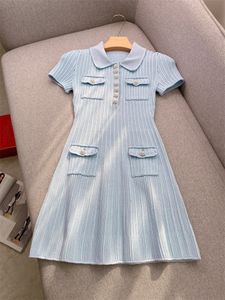 2024 Summer Blue Solid Color Panel Packed Dress Kort ärm Lapel Neck -knappar Korta avslappnade klänningar Y4A300424