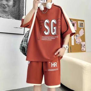 Erkeklerin Takipleri S-6XL Yaz Erkek Kırmızı Atletik Takım Seti Kore Boş Zaman Sporları Giyim Nefes Alabilir T-Shirt 2 Parçalı Sokak Q2405010
