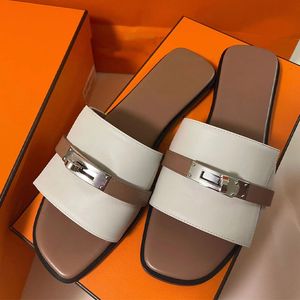 Kvinnors lyxiga tofflor glider modestil flip flops sandles designer skor läder sandal slip-on rese strand gummi kvinnor platt klackar svart vit pool skjutreglage