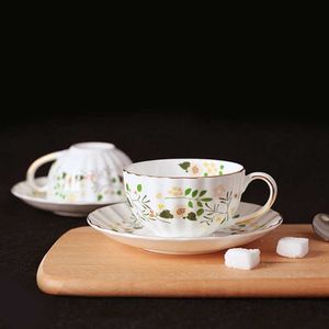 Xícaras pires de 180 ml xícara de café floral de cerâmica e colher de pires de caneca de porcelana fina com uma sobremesa de prato de sobremesa copo de flor de borda dourada