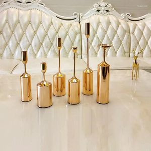 Titulares de vela Metal Stand Gold Candlestick Light Romantic Wedding Atmosfera Dinner Table Copper Feliz Kandelaar Goud