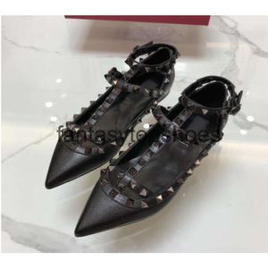 Alla hjärtans skor Valentines V-Buckle Vt Valentine Women Designers Flat Rivets Sandaler Fashion Buckle Strap Wedding Flat Shoes Classics Black Naken Shoes Storlek