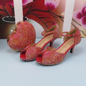 Scarpe eleganti rossi ab cristal da sposa e set di sacchetti da donna con tacco sottile per feste di nozze serate