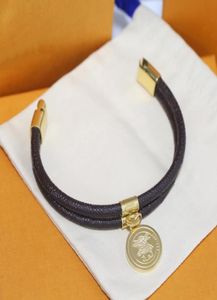 Europa America Designer Bracelet Lady Mulheres 18K Gold Gold Graved V Letter Designs Charme Deck Double Round Print Flower Leather Cord B2725866