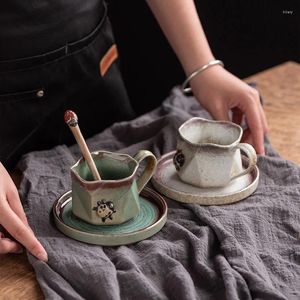 Muggar europeiska retro keramiska kaffekoppar och fat uppsättningar av högfärgad grov keramikugn förändra kreativt vatten
