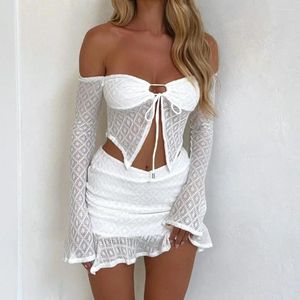 Vestidos de trabalho vestido de travamento branco conjunto de bodycon club festa de duas peças roupas sexy fora da parte superior da colheita de ombro e mini -saia terno de verão verão