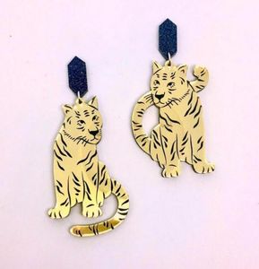 Wyolbrzymiony złoty kolor Nieregularny symulacja tygrysa akrylowa kolczyki dla kobiet mężczyzn Męskie Modne zwierzęta biżuteria lustro powierzchniowe 5145419