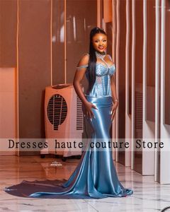 Party Dresses Aso Ebi Sparkly Sky Blue Satin African Evening Off the Shoulder Pärled Crystal Prom Dress Style Wedding Reception