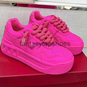 Valention Shoe Buty Sneaker Valentines v Runner VT Valentine Pace Haft Haft Exceated Slip Sports Runn Mens Buty Rivet Buty projektanta pary Style para