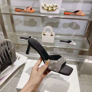 Gaoding 2024 Summer Nuovi pantofole di diamanti d'acqua per la faccia di seta in seta in outwear femminile alza alta tallone alto sandali