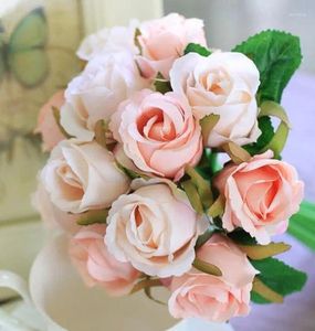 装飾的な花12pcsシルクローズブライダルウェディングブーケ人工花嫁の花嫁介添人ピンクレッドパープルブルー