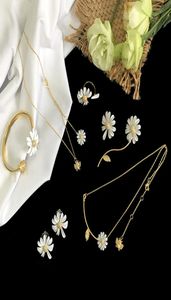 Lyxdesigner smycken kvinnor halsband vit tusensköna hänge halsband mode blomma bröllop smycken set koppar med guldpläterad e8179126