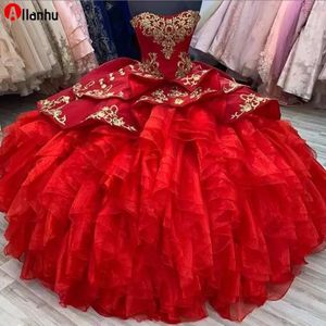 Ny 2022 Red Prom Quinceanera klänningar älskling bollklänningar axelfria korsett tillbaka med guld ess applikationskolt kjol tyll söt 15 cu 199h