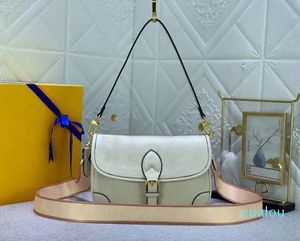 2024 fashion Leather handbag Classic style Simple Three sizes in multiple
