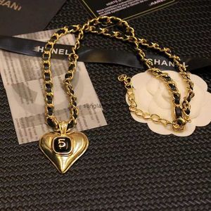 Artistic Love Necklace Exaggerated Alloy Heart Shaped Collar Chain Black Gold Color Antique Neckchain Winter