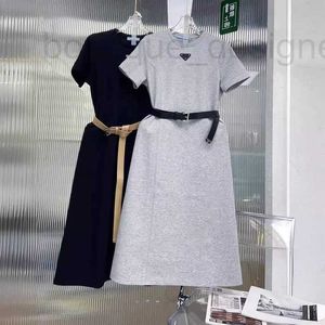 Grundläggande avslappnade klänningar Designer Brand 2024 Summer New Triangle Label Emblem Elastic Slim Fit Mid Length Short Sleeve Dress Women's Long 2ndB