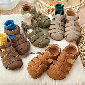 Sandaler koreansk version av barns boken sandaler våren och sommarflickor frostade läder vävda romerska skor män baotou cork strand h240513