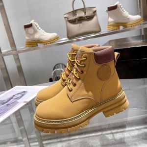 النساء القصيرة للأزياء الربيع والخريف W Designer Beauty Recied and Safe Denim Boots Leather Lating Lacing Boots Popular Martin Boots