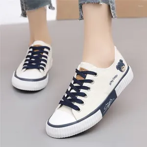 Sapatos casuais 2024 Summer Bear Canvas Mulheres coreanas esportes respiráveis Moda Lace Up Tênis planos tênis femininos vulcanizados