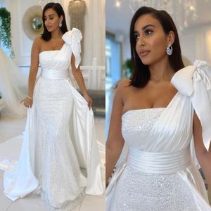 Arabiska Dubai sjöjungfru vit aftonklänning en axel formell promfestklänningar med bågsatin och paljetterad overskirt vestidos de 300p