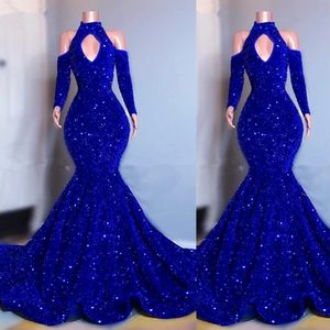 2023 Sexiga aftonklänningar bär Royal Blue Velvet Crystal paljetter Långa ärmar sjöjungfru Prom Gowns Sequined Elegant Off Shoulder Women Fo 293e