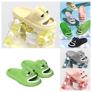 2024 Luxury Designer Ugly Cute Funny Frog Slippers Män Kvinnor Sandaler som bär Summer Black Green White Thick Sole och High Eva Anti Beach Shoes