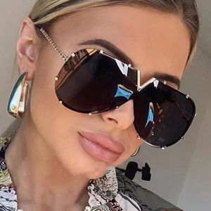 Sonnenbrille für Frauen Designer Top -Qualität Vintage Eye Frauen hohl aus Sonnenbrillen rosa Sonnenbrillen Metall Rahmen Spiegel Linsen heiße Brillenpolarisation Sonnenglas 17