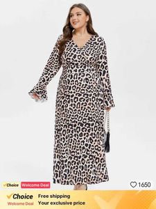Plus storlek klänningar plus storlekskläder sexig leopard tryckt klänning för kvinnor mode v hals flounce slve long slves hög midje semester klänning y240510
