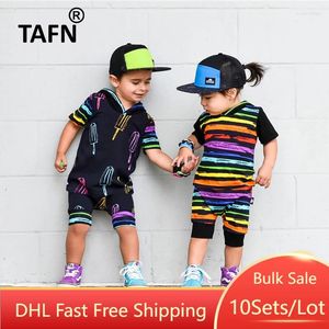 Kleidungsstücke 10Sets Massenartikel Großhandel Kinder Druck mit Kapuzen-T-Shirts Shorts zweiteilige Outfits für Jungen Sommertracksuit M052