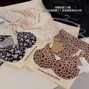 Kvinnor BH Set Top och Underwer Two Piece Set Ny Leopard Pattern Sexig skönhet tillbaka Garging Top Support Vest Style Traceless Bekväm bokstavsport BHA