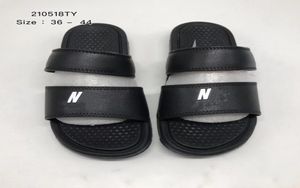 Slippers Brand Men de couro genuíno desliza sandálias Novas designers luxuosas mulheres verão duas tiras sapatos de praia moda preto lett3181953