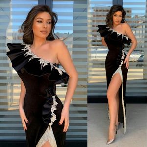 2021 Sexy Evening Dresses Wear One Shoulder Ruffles Silver Lace Appliques Beading Mermaid Black Velvet Prom Dress High Side Split Custo 187p