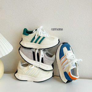 Sneakers koreansk version av barns sportskor för våren och hösten 2024 Nya lätta löpande pojkar flickor med en trend andas Big Kids H240513