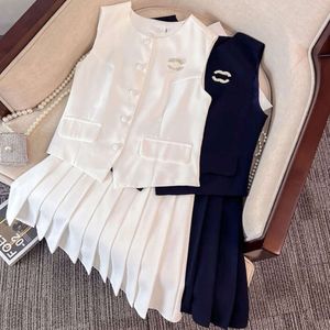 Women Set Salia Designer Conjunto de moda Carta de bordado com mangas de camisa de mangas Terno de luxo de cor sólida Canda alta saias plissadas CC8652