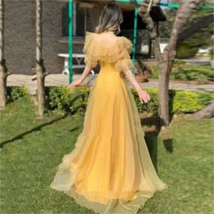 滑走路ドレス黄色のプリーツボールドレススクエアネック半袖フロアモップAラインエレガントフロアモップスリーブロングローブカスタムイブニングドレス
