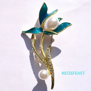 Brooches Elegant Rhinestone Lily For Women Blue Color Pearl Flower Corsage Classic Jewelry Dress Garments Ladies Gifts Accessory