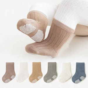 Barnstrumpor Nya vårstrumpor Söt fast färg Anti Slip Floor Socks 3 Par Childrens Middle Socks 0-5Y D240513
