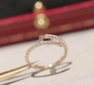 V Gold Luxury Quality Charm Punk Band Тонкое кольцо для ногтей с бриллиантом в двух цветах, покрытых женщинам, в подарок на молочные украшения