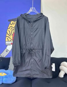 Frauenjacken Sommerfrau Freizeitmantel Kapuze -Kordeljacke bestickter Logo Feste Farbe Windschutzwind Breaker Vielseitige Kleidung